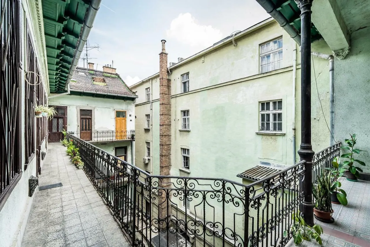 Bpr Art Of Rainbow Apartments Budapest